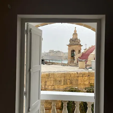 Apartment Heart, 3 *