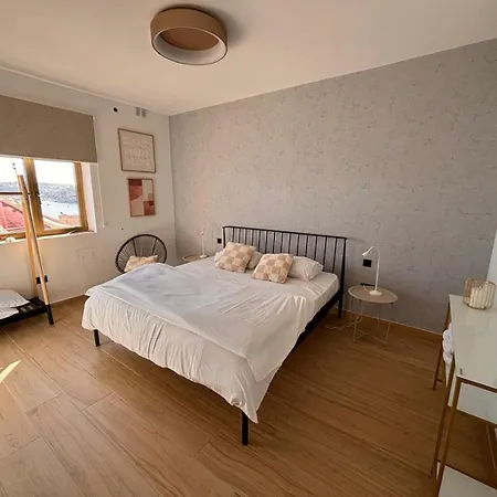 Apartment Heart, 3