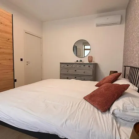 Apartment Heart, 3 *